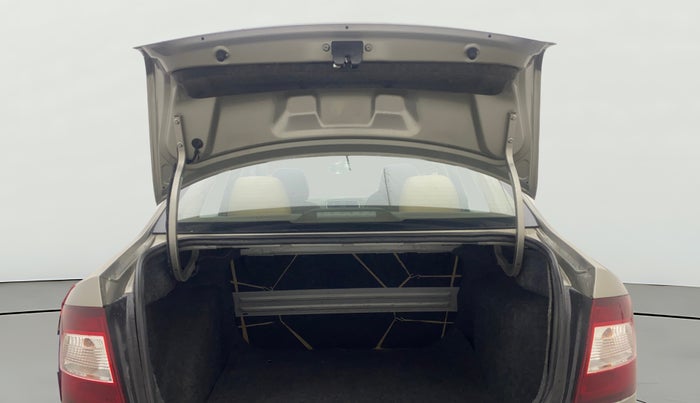 2015 Skoda Rapid AMBITION 1.6 MPI MT, Petrol, Manual, 1,39,151 km, Boot Door Open