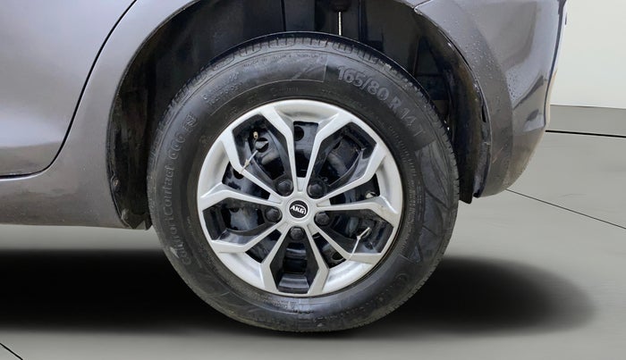 2017 Maruti Swift LXI (O), CNG, Manual, 1,08,799 km, Left Rear Wheel