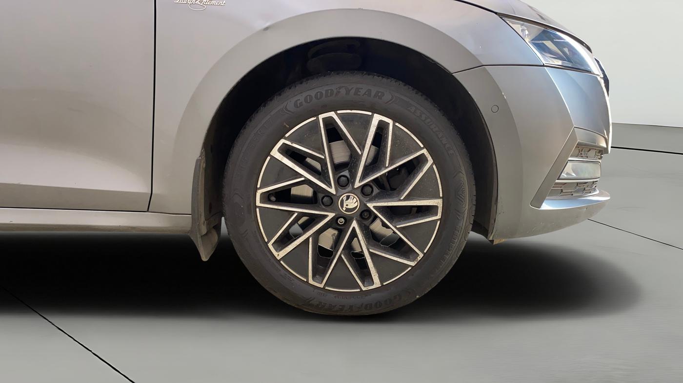 2022 Skoda Octavia L&K 2.0 AT, Petrol, Automatic, 33,747 km, Right Front Wheel
