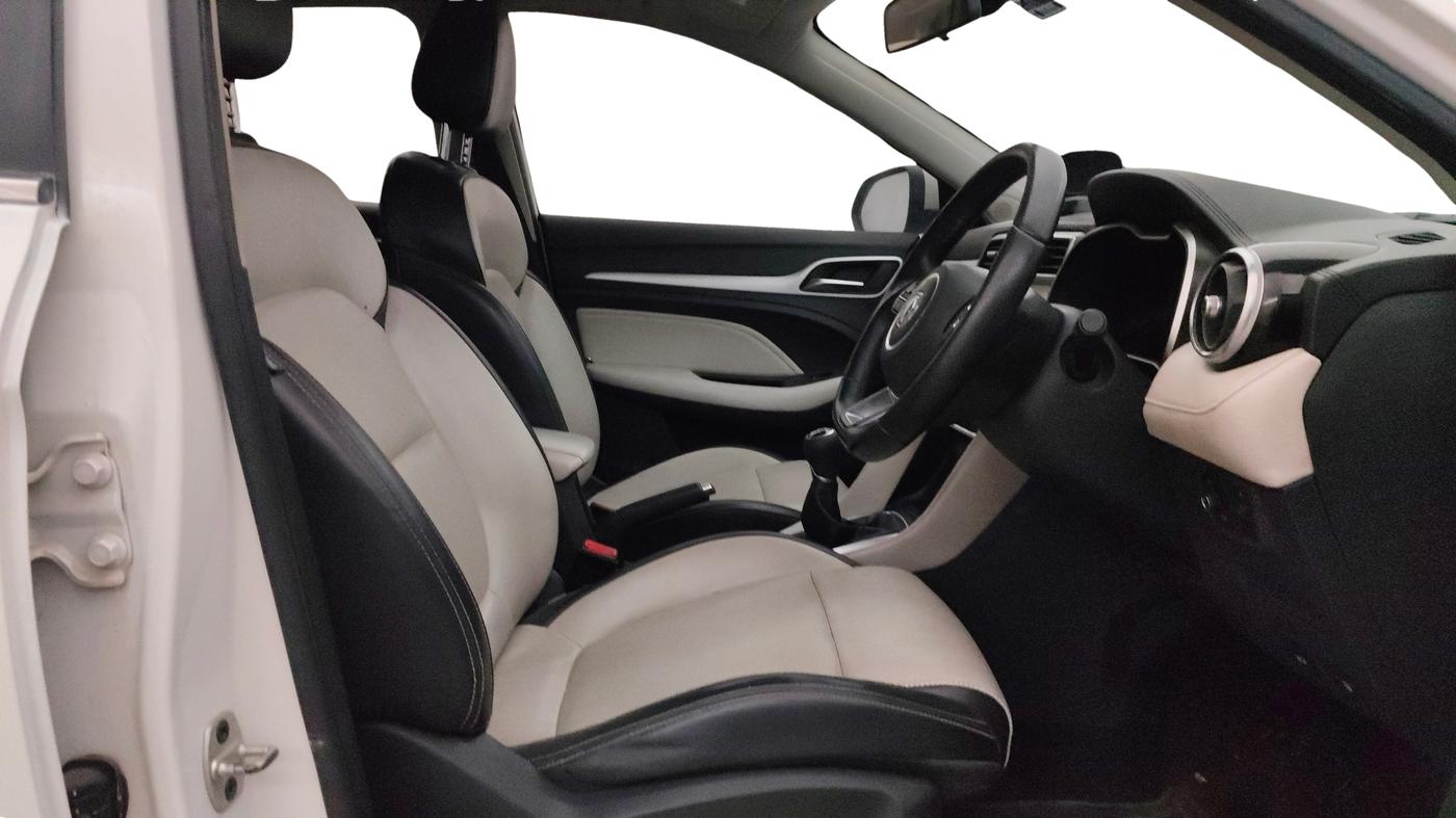 2022 MG ASTOR SHARP 1.5 MT, Petrol, Manual, 62,393 km, Right Side Front Door Cabin