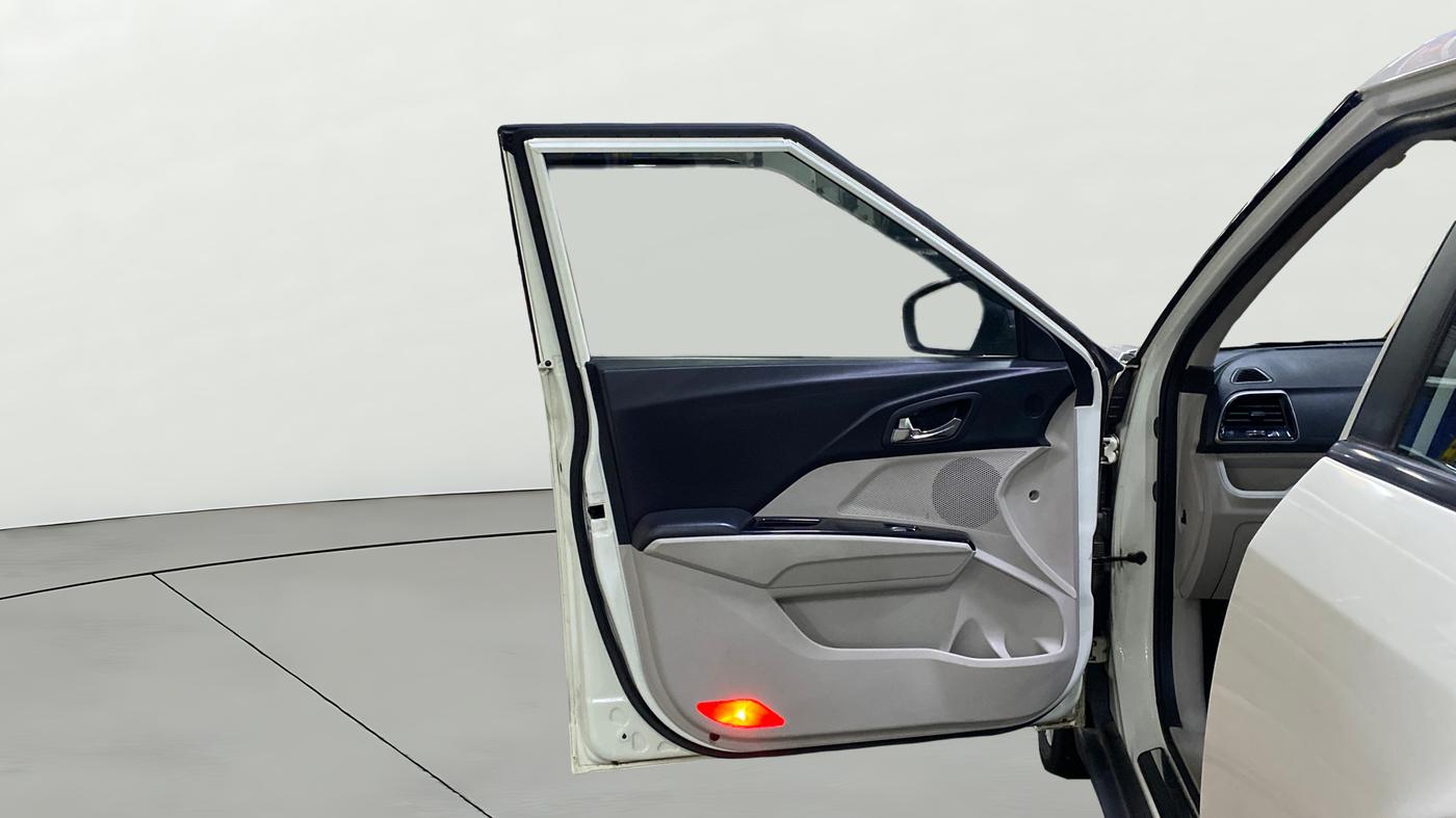 2021 Mahindra XUV300 W8 1.2 PETROL, Petrol, Manual, 67,784 km, LHS Front Door