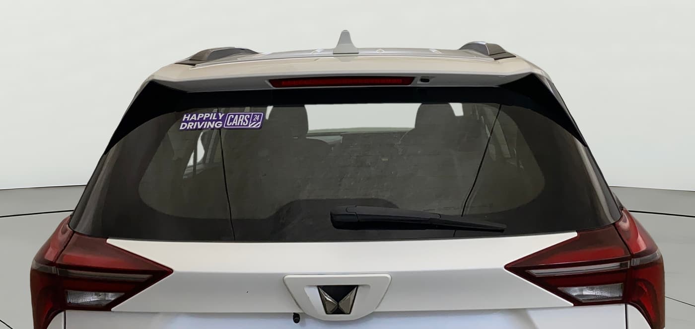 2022 Mahindra XUV700 AX 3 P MT 5 STR, Petrol, Manual, 45,328 km, Rear Windshield