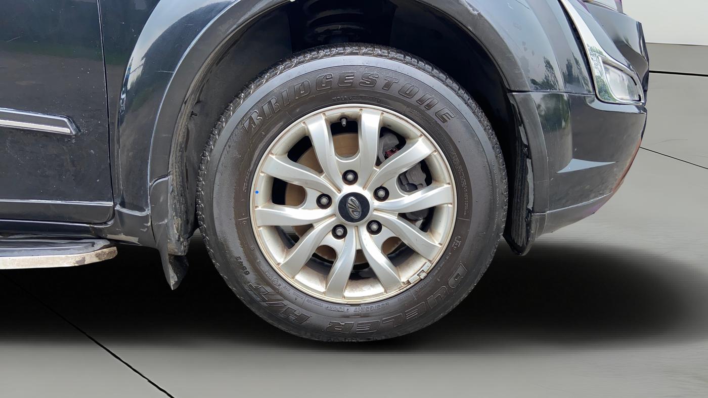 2018 Mahindra XUV500 W10, Diesel, Manual, 77,573 km, Right Front Wheel