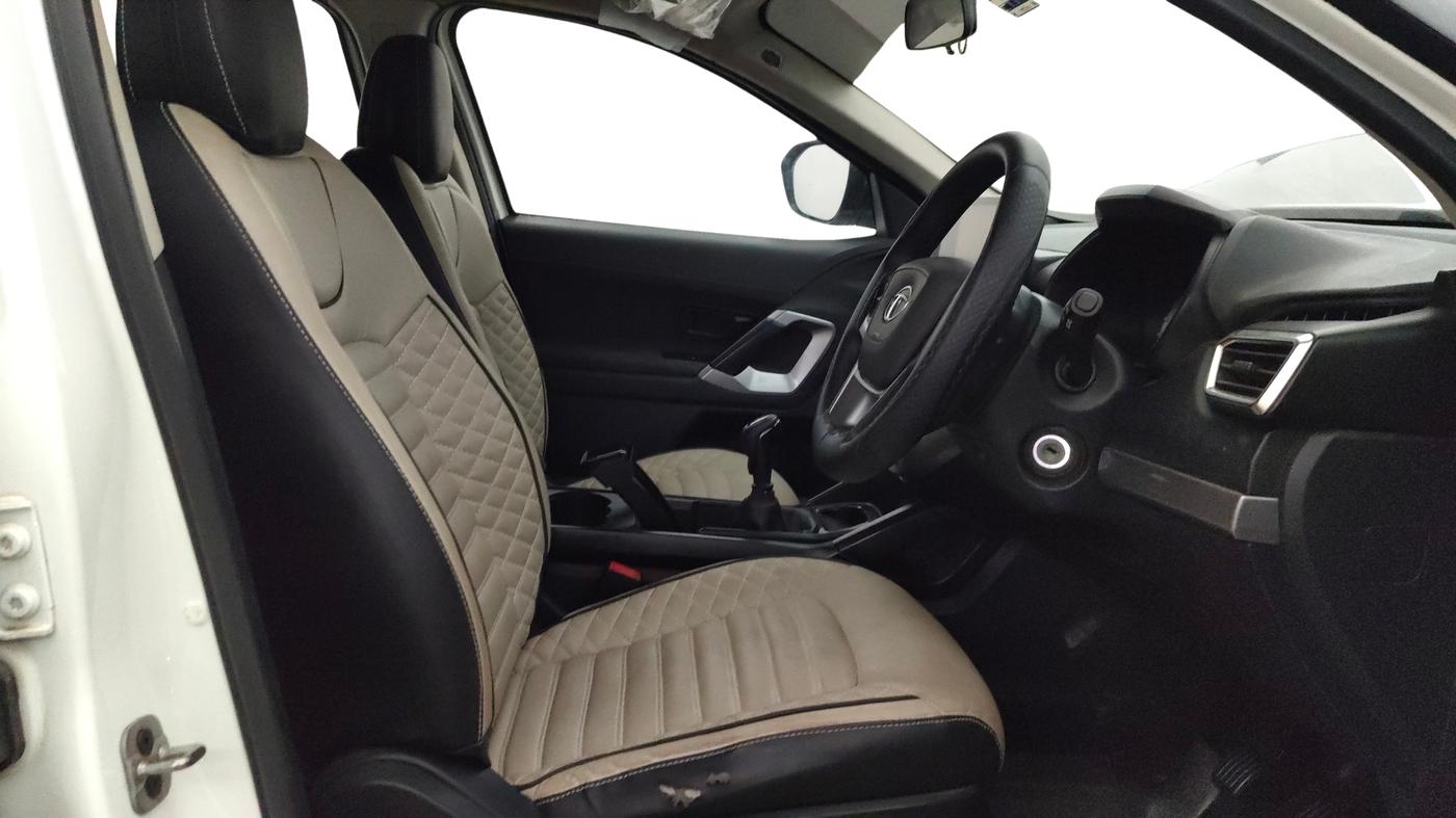 2019 Tata Harrier XM 2.0L KRYOTEC, Diesel, Manual, 1,21,599 km, Right Side Front Door Cabin