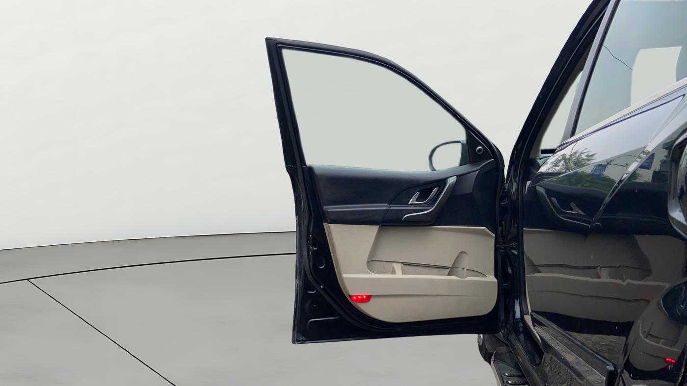 2018 Mahindra XUV500 W10, Diesel, Manual, 77,573 km, LHS Front Door