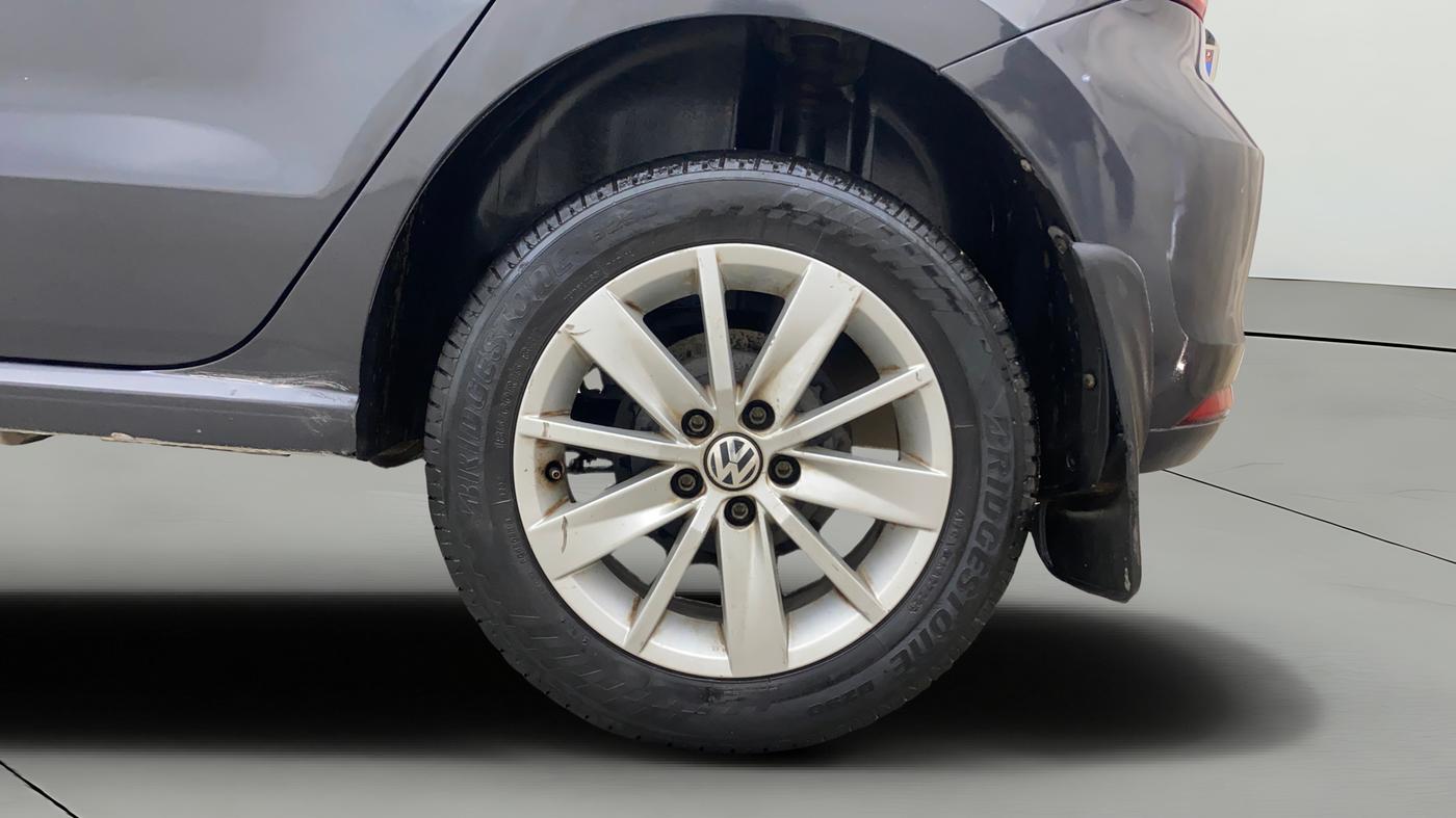 2015 Volkswagen Polo HIGHLINE1.5L, Diesel, Manual, 1,43,843 km, Left Rear Wheel