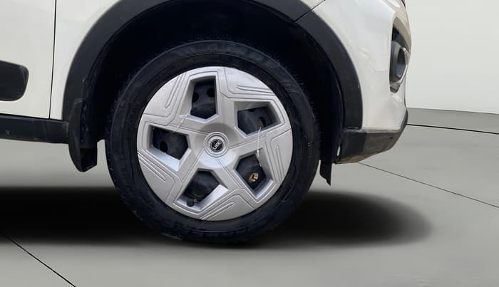 2020 Tata NEXON XM DIESEL, Diesel, Manual, 1,38,241 km, Right Front Wheel