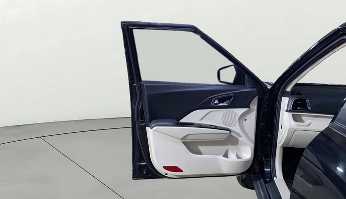 2023 Mahindra XUV300 W8 (O) 1.2 PETROL, Petrol, Manual, 27,501 km, LHS Front Door