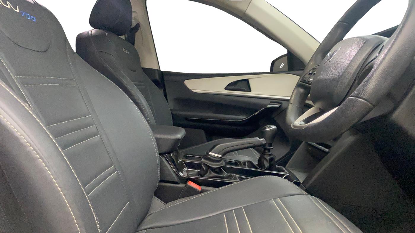 2022 Mahindra XUV700 AX 5 D MT 7 STR, Diesel, Manual, 69,388 km, Right Side Front Door Cabin