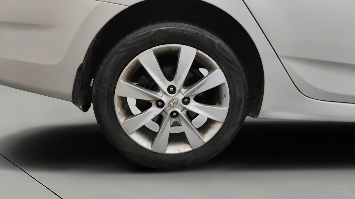 2013 Hyundai Verna FLUIDIC 1.6 CRDI SX, Diesel, Manual, 95,225 km, Right Rear Wheel