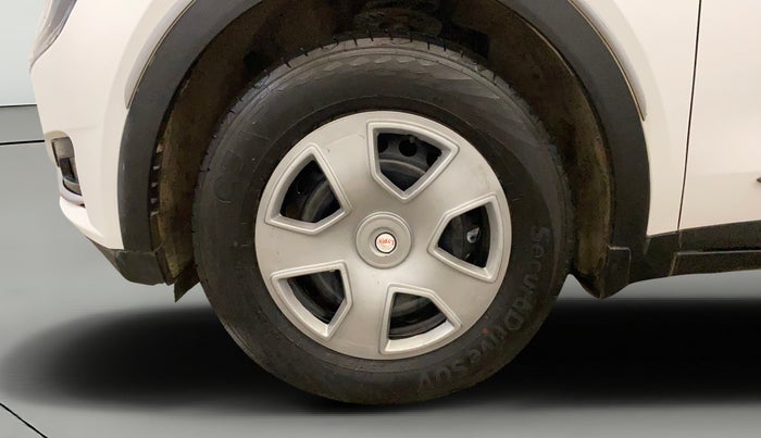 2022 Mahindra XUV700 AX 3 P MT 5 STR, Petrol, Manual, 45,328 km, Left Front Wheel