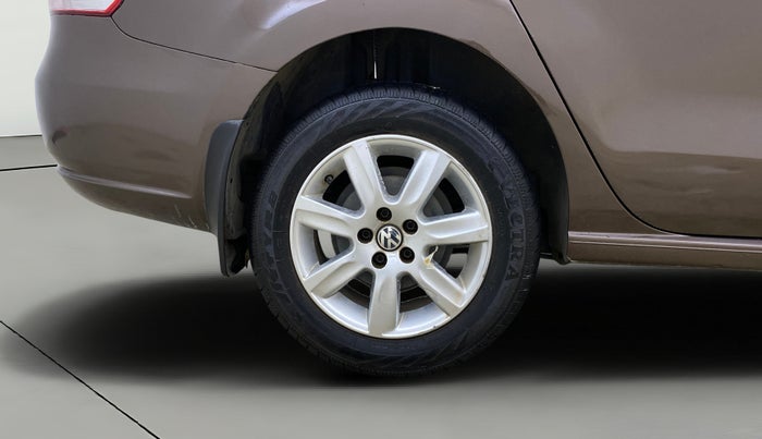 2014 Volkswagen Vento HIGHLINE PETROL AT, Petrol, Automatic, 32,543 km, Right Rear Wheel