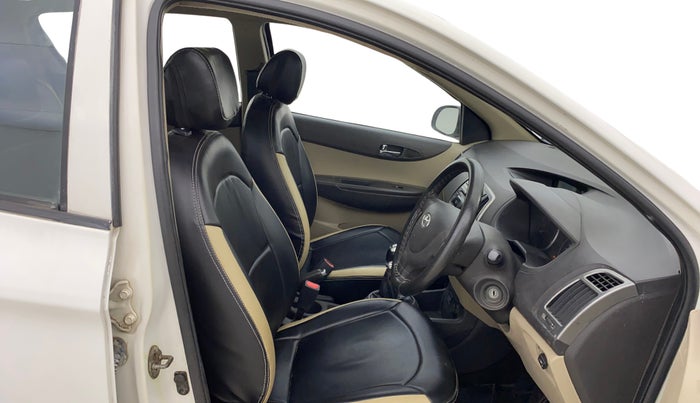 2013 Hyundai i20 MAGNA 1.2, CNG, Manual, 92,648 km, Right Side Front Door Cabin