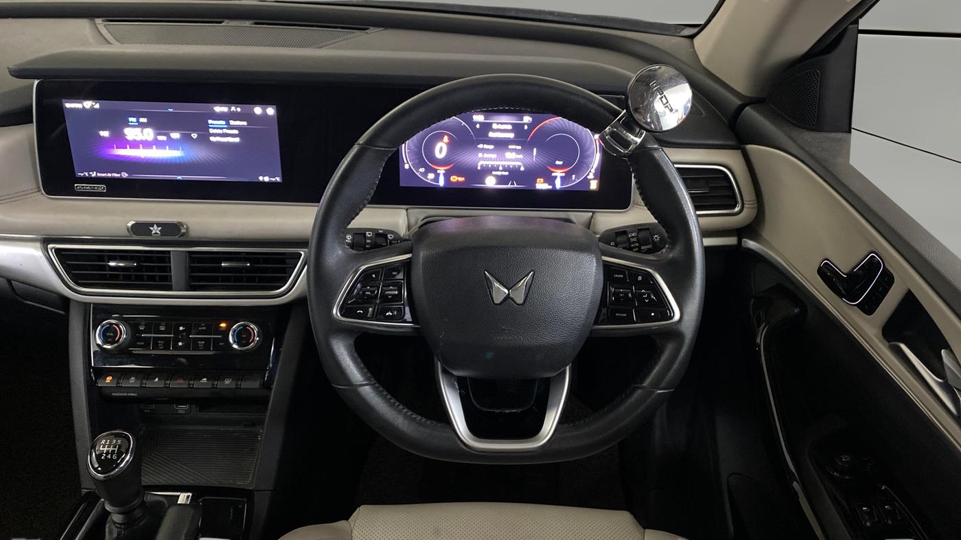 2021 Mahindra XUV700 AX 7 P MT 7 STR, Petrol, Manual, 79,059 km, Steering Wheel Close Up