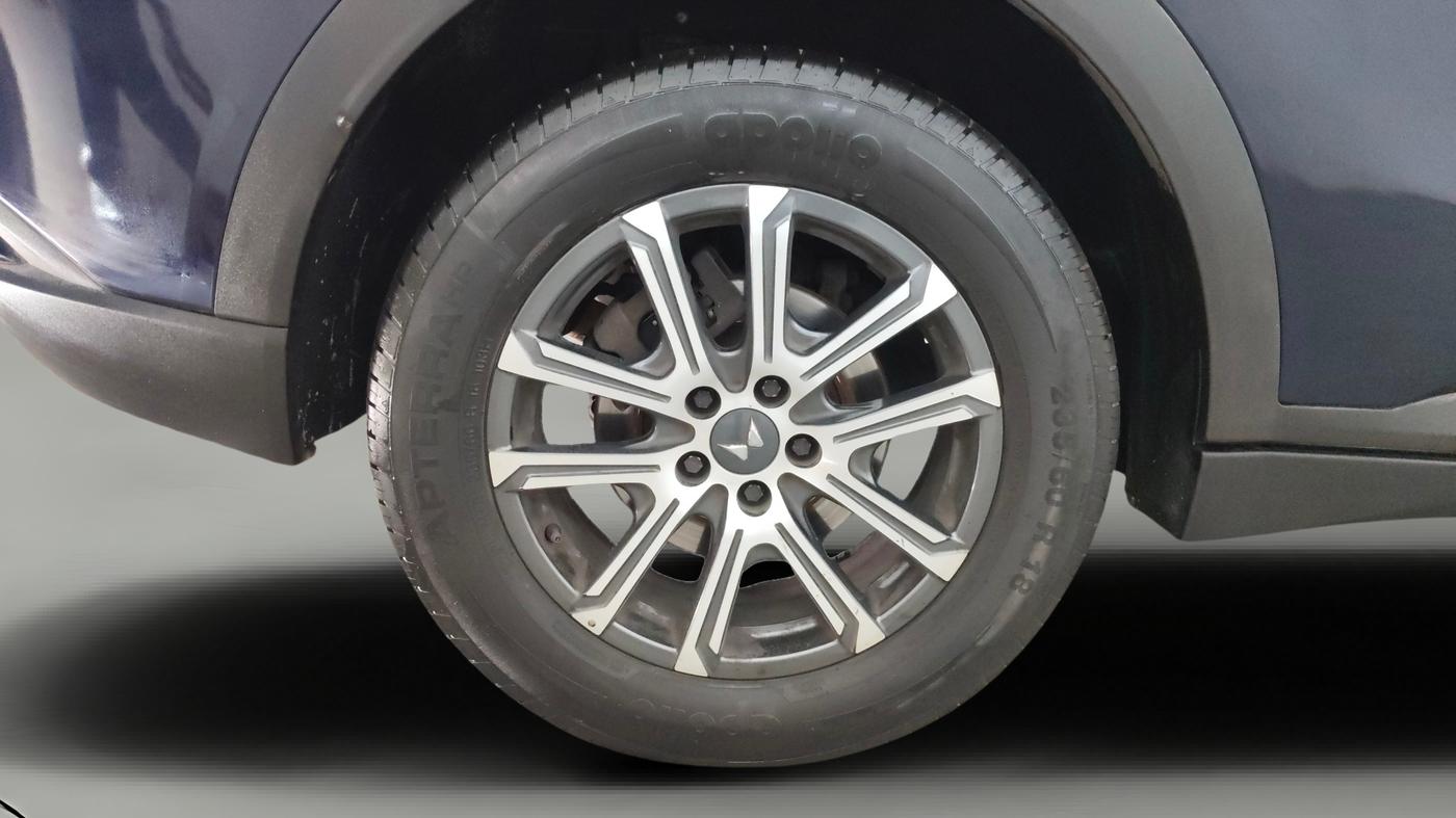 2021 Mahindra XUV700 AX 7 P MT 7 STR, Petrol, Manual, 37,871 km, Right Rear Wheel
