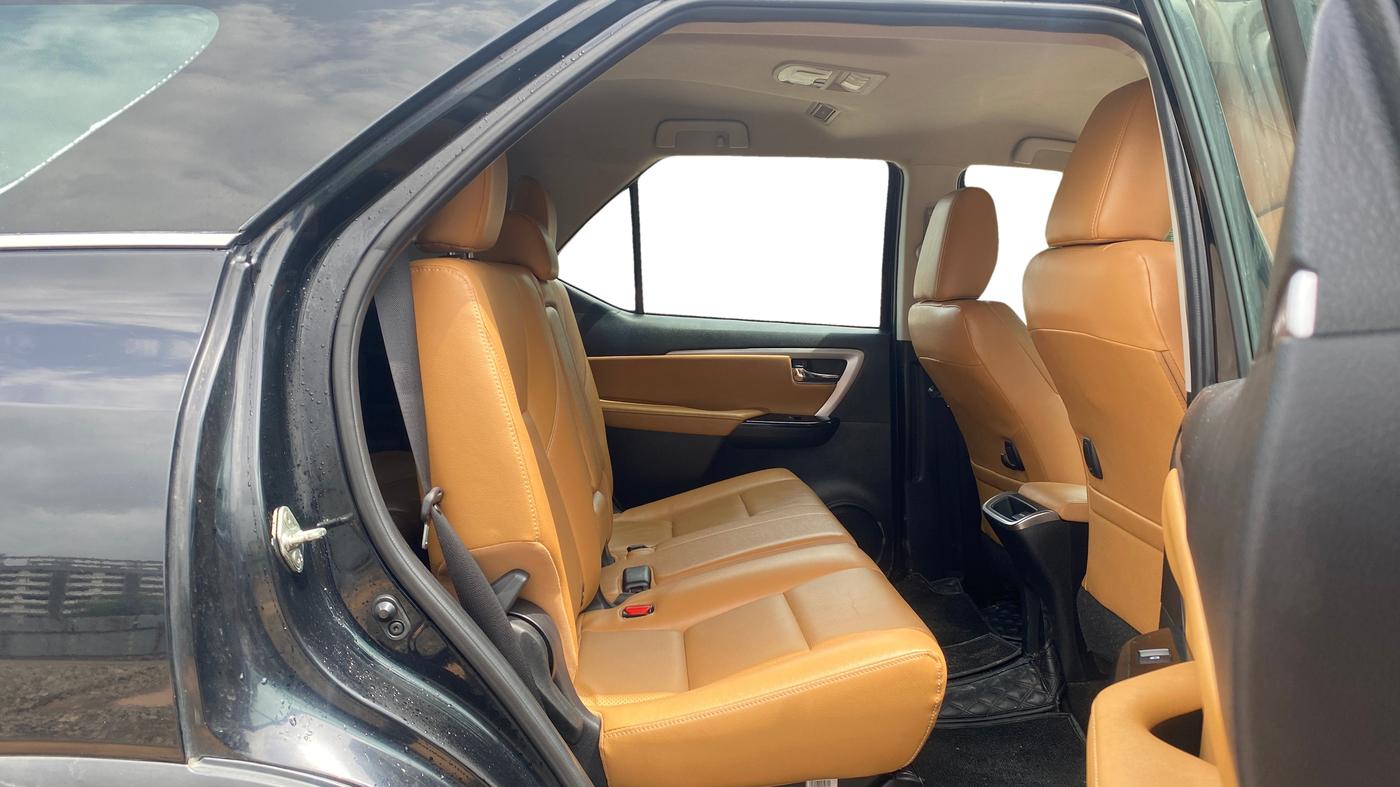 2023 Toyota Fortuner 4X2 AT 2.8 DIESEL, Diesel, Automatic, 36,861 km, Right Side Rear Door Cabin