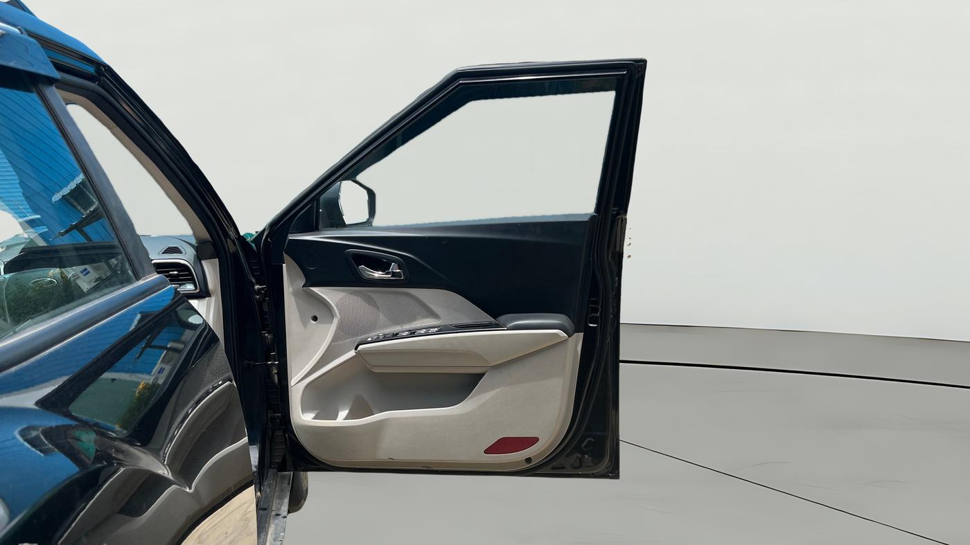 2022 Mahindra XUV300 W8 (O) 1.2 PETROL, Petrol, Manual, 42,061 km, RHS Front Door