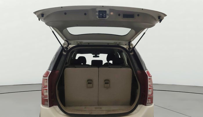 2015 Mahindra XUV500 W8, Diesel, Manual, 1,14,318 km, Boot Door Open