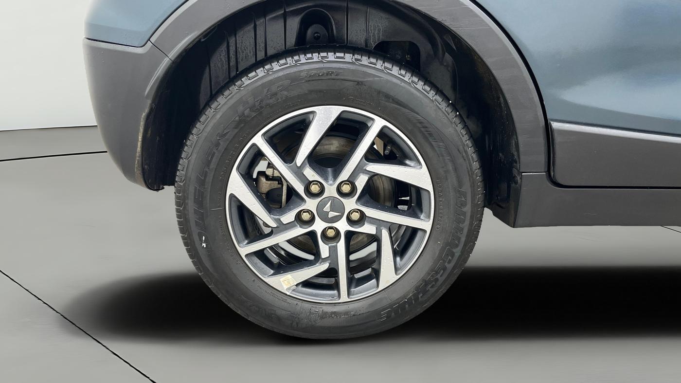 2023 Mahindra XUV300 W8 (O) 1.2 PETROL AMT, Petrol, Automatic, 35,603 km, Right Rear Wheel