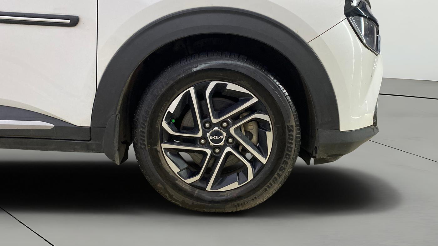 2022 KIA CARENS LUXURY PLUS 1.4 PETROL 6 STR, Petrol, Manual, 74,755 km, Right Front Wheel
