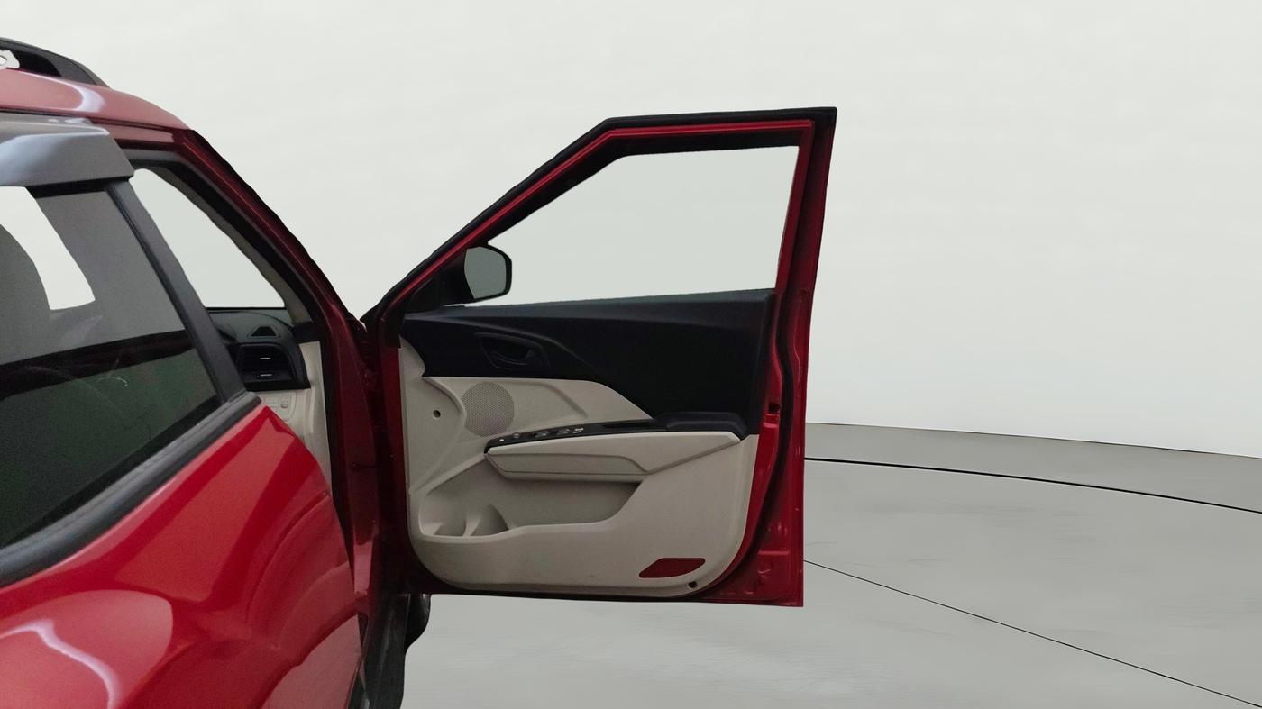 2022 Mahindra XUV300 W6 1.2 PETROL AMT, Petrol, Automatic, 23,631 km, RHS Front Door