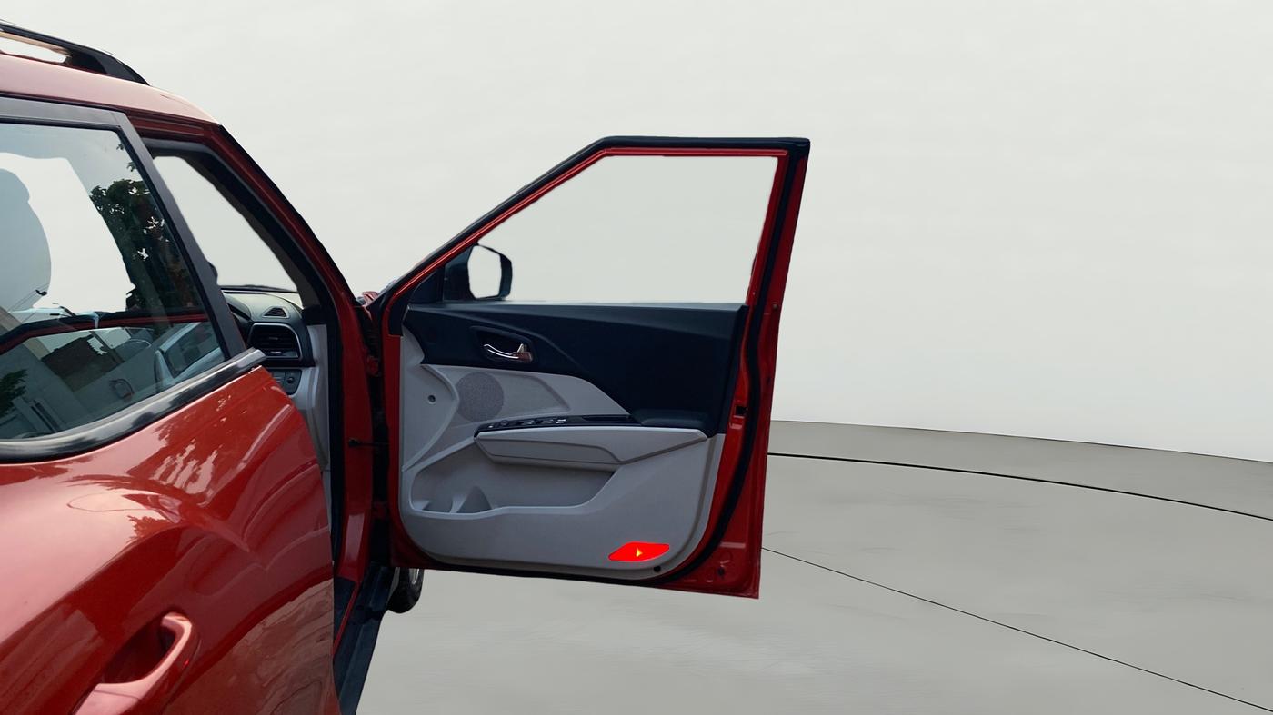 2019 Mahindra XUV300 W8 1.2 PETROL, Petrol, Manual, 80,467 km, RHS Front Door
