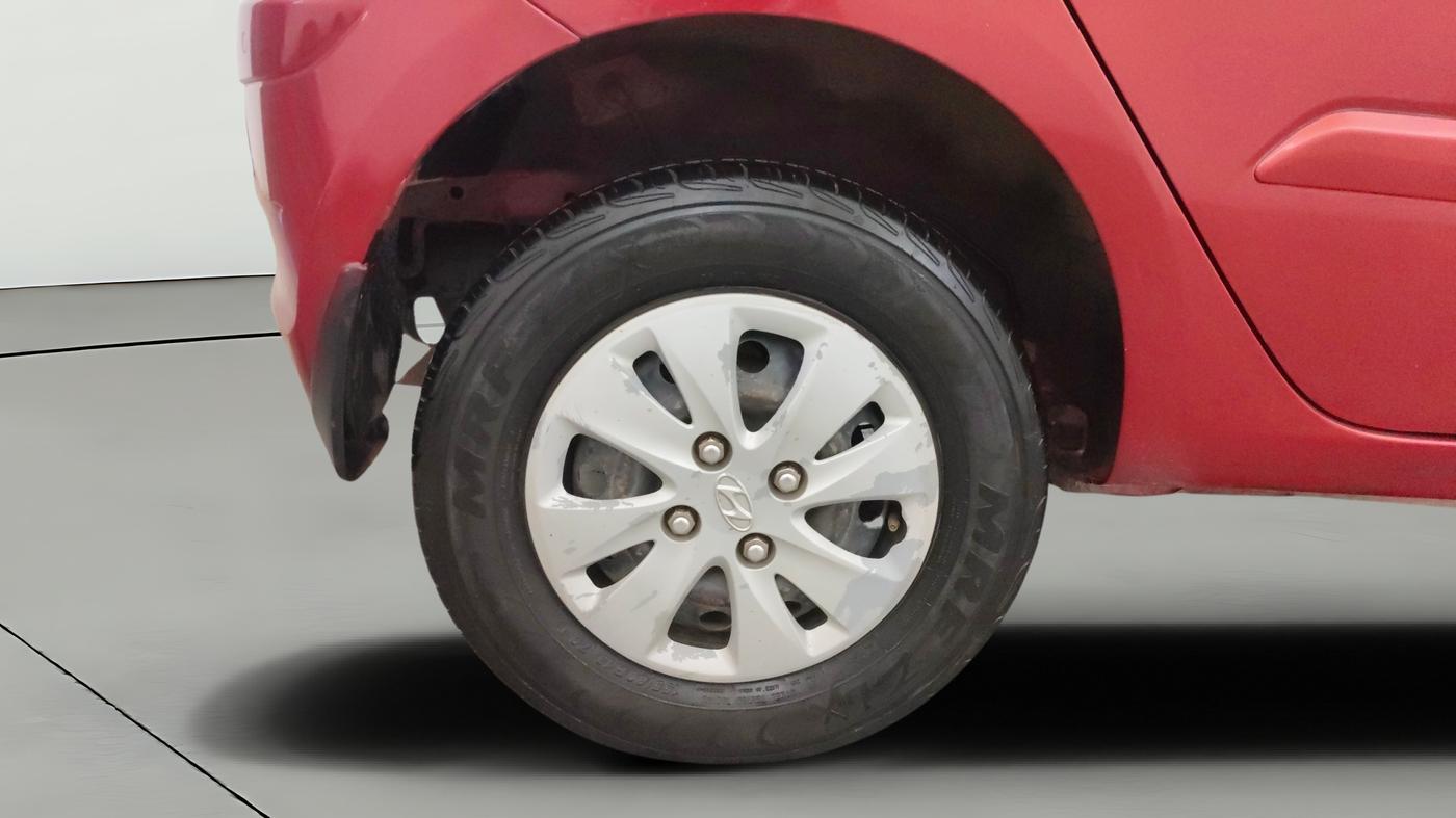2012 Hyundai i10 ASTA 1.2 AT SUNROOF, CNG, Automatic, 1,17,801 km, Right Rear Wheel