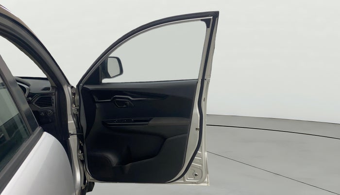 2018 Mahindra KUV 100 NXT K8 P 6 STR, Petrol, Manual, 83,476 km, RHS Front Door