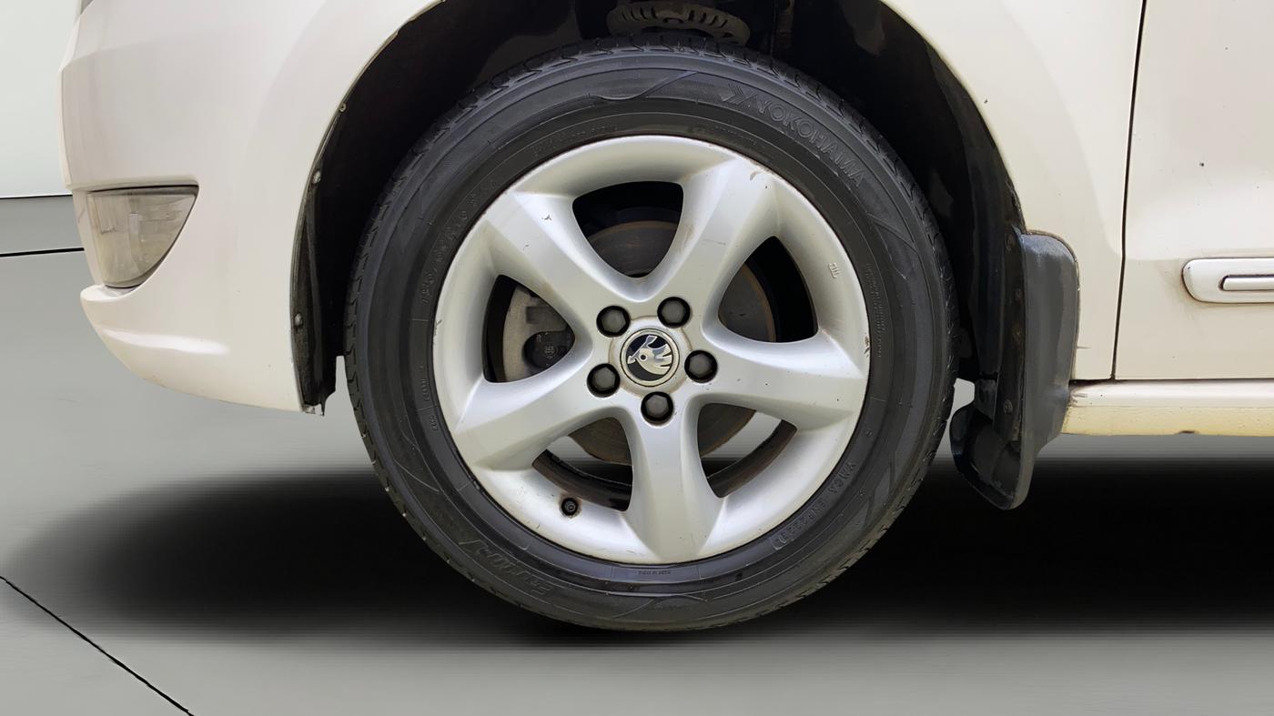 2014 Skoda Rapid ELEGANCE 1.6 MPI AT, Petrol, Automatic, 62,543 km, Left Front Wheel