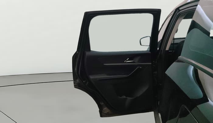 2025 Mahindra XUV700 AX 7 D MT 7 STR, Diesel, Manual, 9,461 km, LHS Rear Door