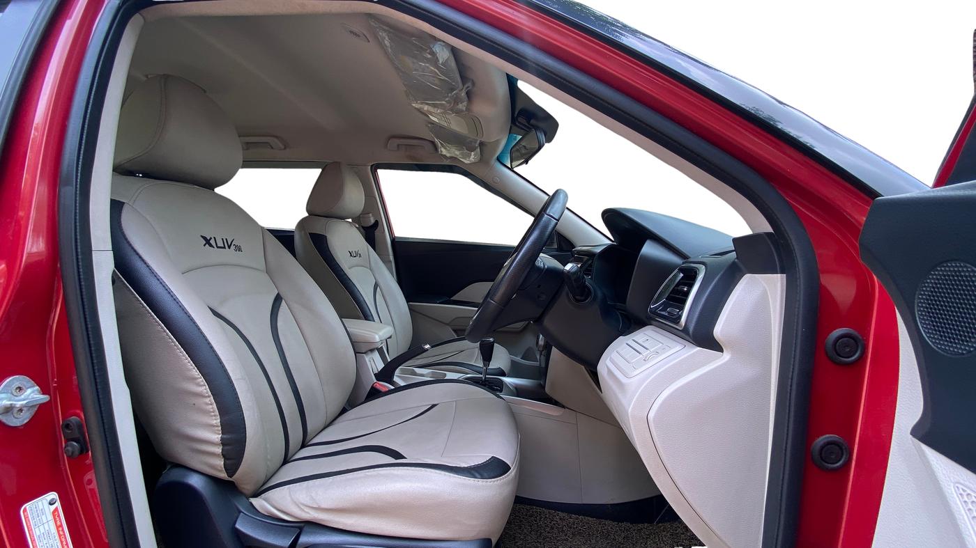 2019 Mahindra XUV300 W8 1.5 DIESEL AMT, Diesel, Automatic, 1,02,026 km, Right Side Front Door Cabin