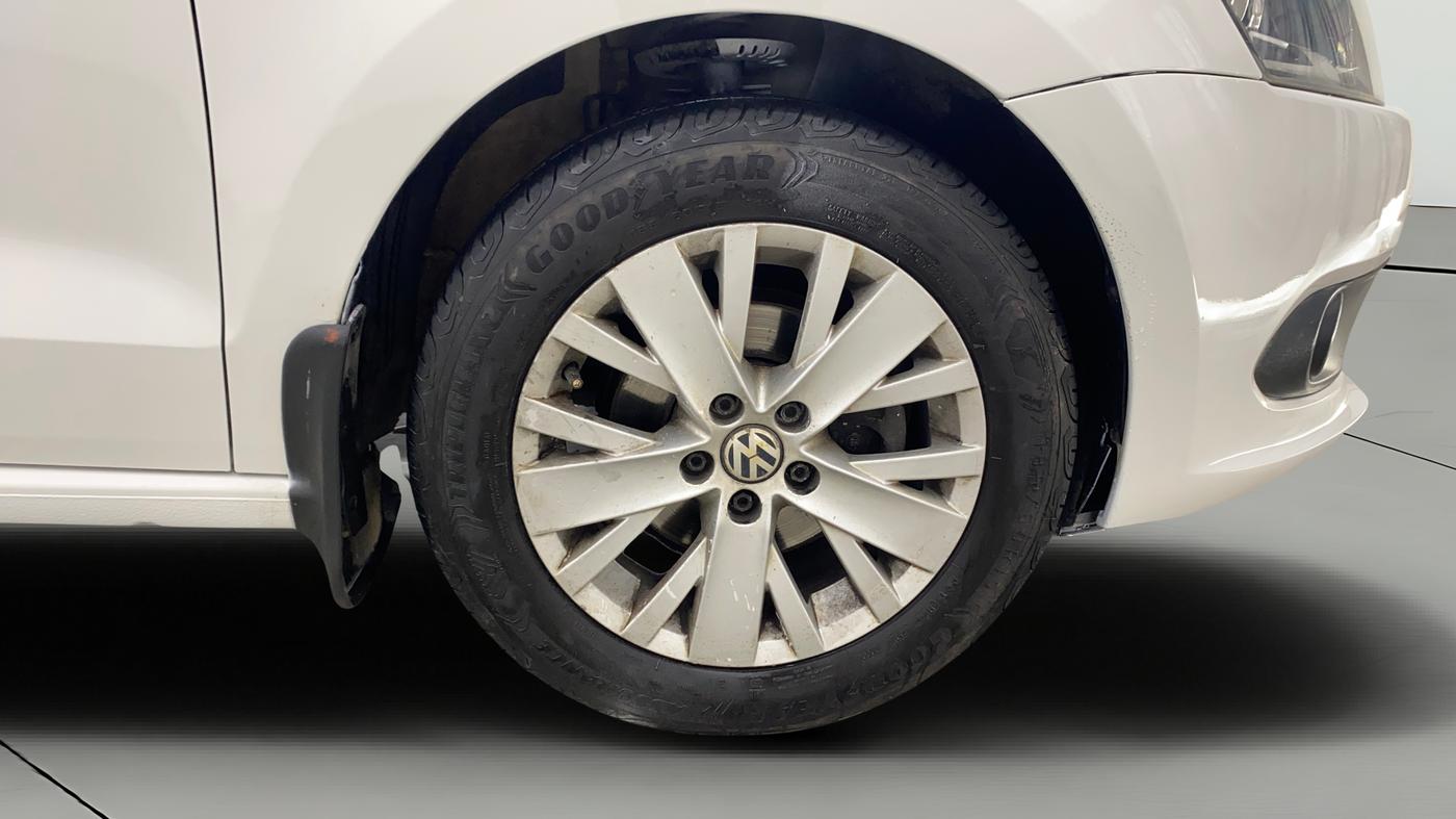 2015 Volkswagen Vento HIGHLINE 1.6 MPI, Petrol, Manual, 57,363 km, Right Front Wheel