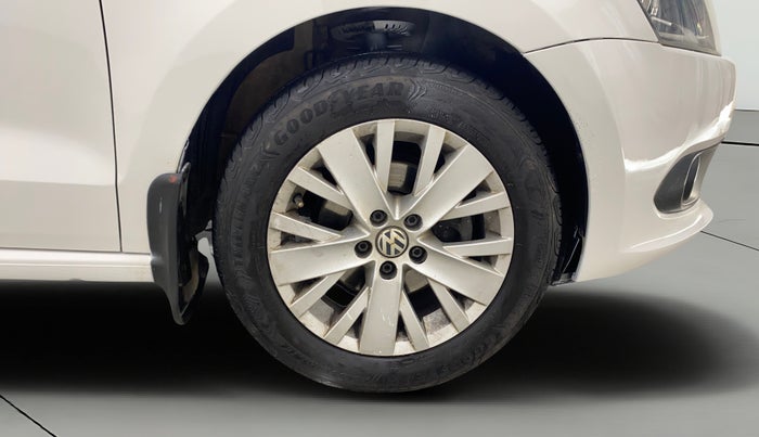 2015 Volkswagen Vento HIGHLINE 1.6 MPI, Petrol, Manual, 57,355 km, Right Front Wheel