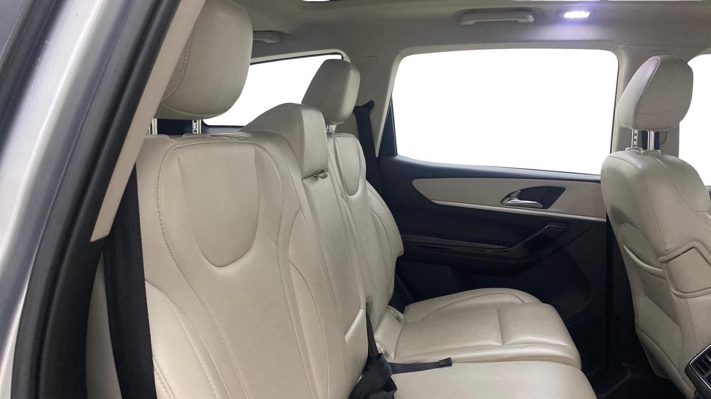 2021 Mahindra XUV700 AX 7 LUXURY P AT 7 STR, Petrol, Automatic, 47,374 km, Right Side Rear Door Cabin