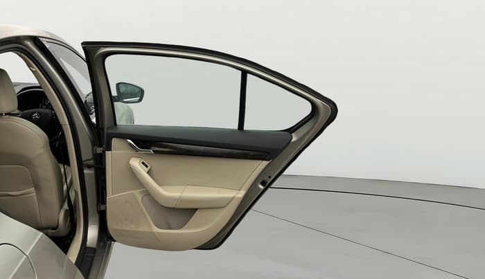 2017 Skoda Octavia STYLE PLUS AT 1.8 TSI, Petrol, Automatic, 1,03,026 km, RHS Rear Door