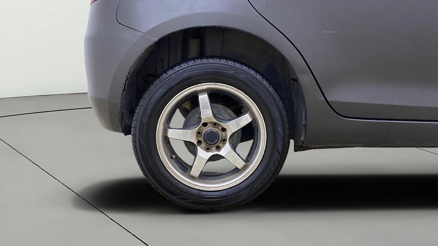 2016 Maruti Swift LXI, Petrol, Manual, 70,923 km, Right Rear Wheel