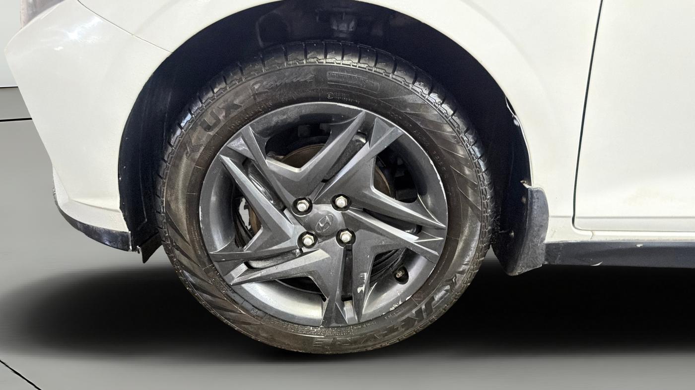 2022 Hyundai NEW I20 Sportz 1.2 IVT, Petrol, Automatic, 1,21,970 km, Left Front Wheel