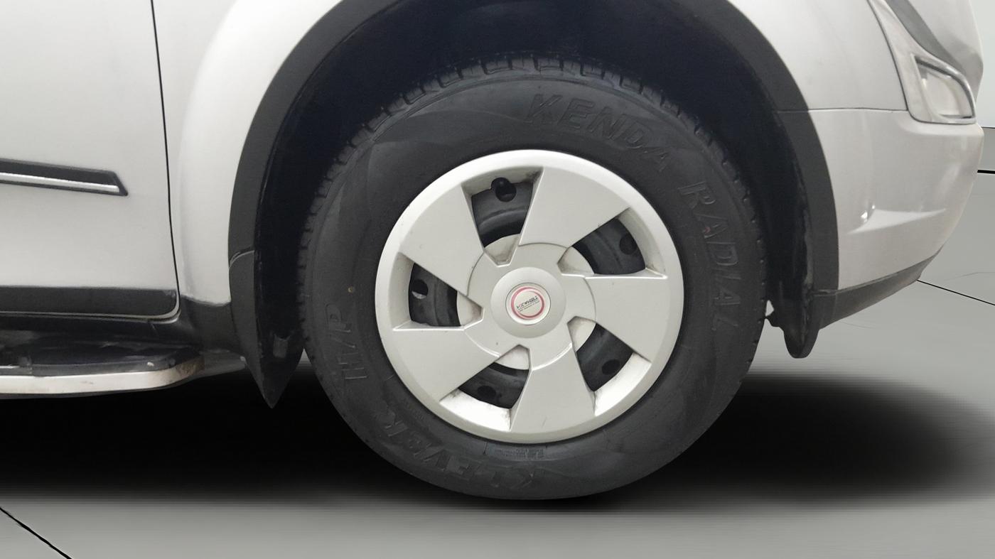 2016 Mahindra XUV500 W6 AT 1.99, Diesel, Automatic, 44,518 km, Right Front Wheel