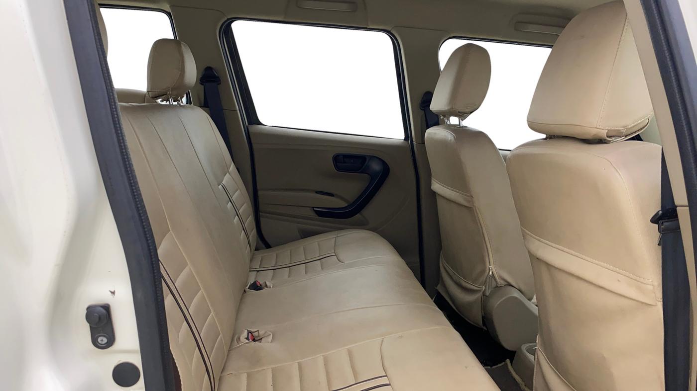 2019 Mahindra TUV300 T6 PLUS, Diesel, Manual, 66,090 km, Right Side Rear Door Cabin
