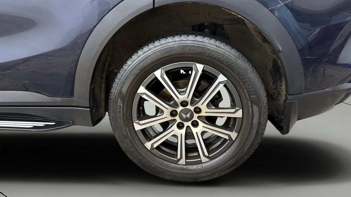 2022 Mahindra XUV700 AX 7 P AT 7 STR, Petrol, Automatic, 63,285 km, Left Rear Wheel