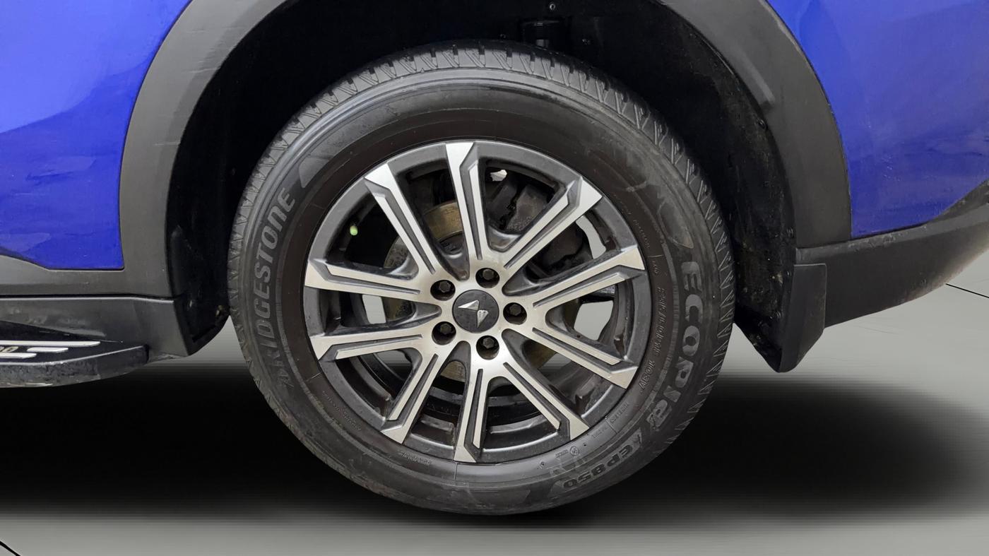 2023 Mahindra XUV700 AX 7 P MT 7 STR, Petrol, Manual, 60,592 km, Left Rear Wheel
