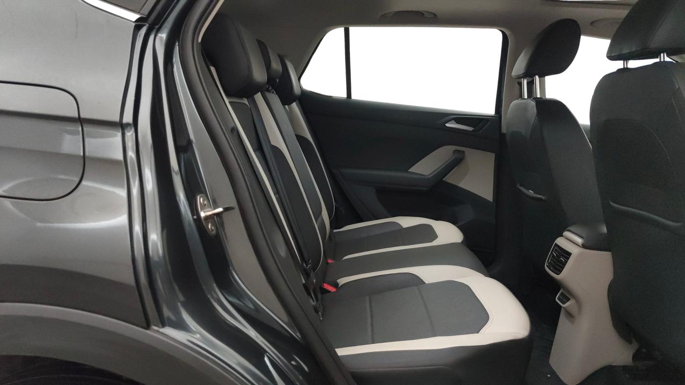 2023 Volkswagen TAIGUN TOPLINE 1.0 TSI AT, Petrol, Automatic, 33,166 km, Right Side Rear Door Cabin