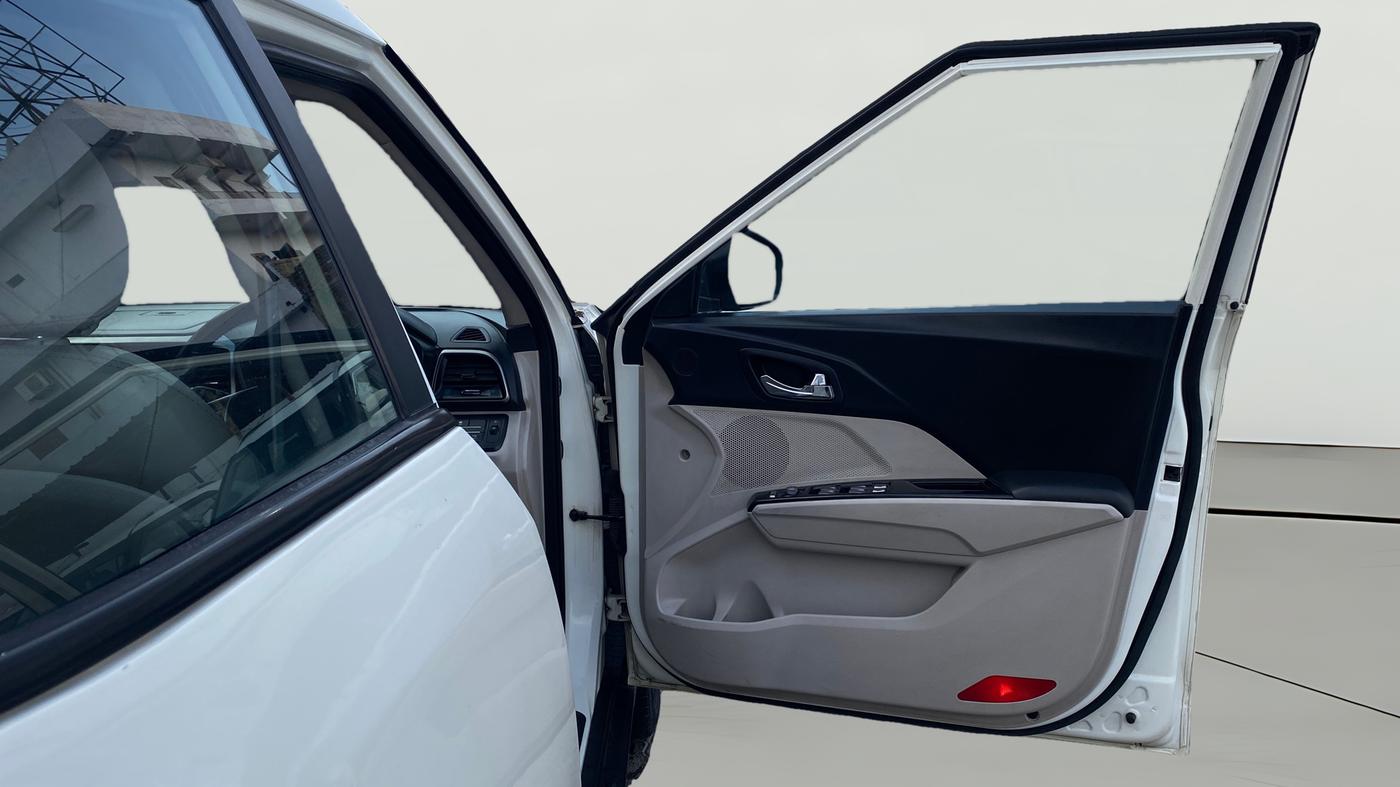 2019 Mahindra XUV300 W8 (O) 1.5 DIESEL, Diesel, Manual, 48,713 km, RHS Front Door