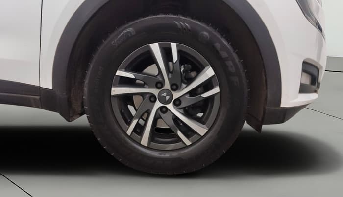 2023 Mahindra XUV700 AX 5 P MT 5 STR, Petrol, Manual, 19,885 km, Right Front Wheel