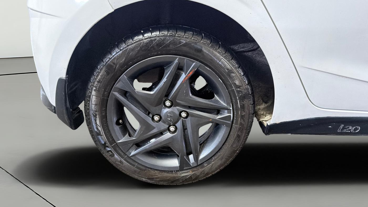 2022 Hyundai NEW I20 Sportz 1.2 IVT, Petrol, Automatic, 1,21,970 km, Right Rear Wheel
