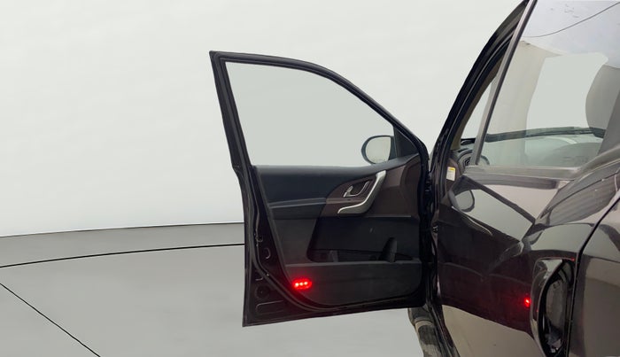 2014 Mahindra XUV500 W8, Diesel, Manual, 83,252 km, LHS Front Door