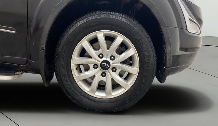 2017 Mahindra XUV500 W10 AT, Diesel, Automatic, 1,11,323 km, Right Front Wheel