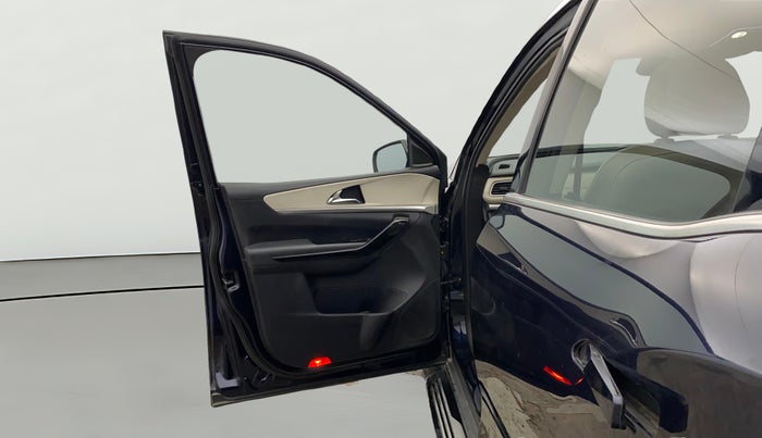 2022 Mahindra XUV700 AX 7 LUXURY D AT 7 STR, Diesel, Automatic, 30,189 km, LHS Front Door