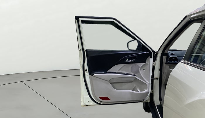 2022 Mahindra XUV300 W8 (O) 1.2 PETROL, Petrol, Manual, 61,570 km, LHS Front Door