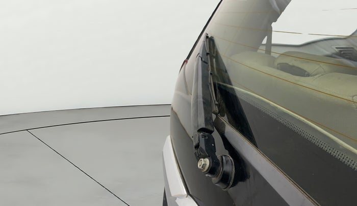 2015 Mahindra XUV500 W6, Diesel, Manual, 1,13,116 km, Rear Wiper